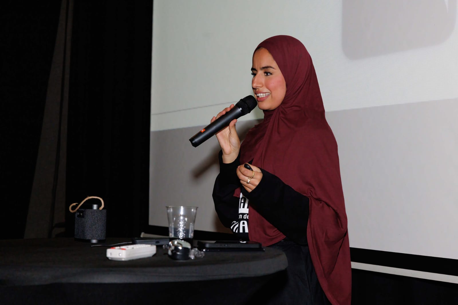 Jongerenwerker Warda aan het werk tijdens een event