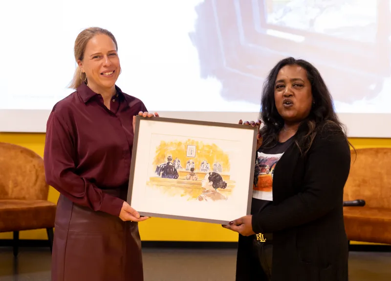 Burgemeester Carola Schouten met Diana van Stichting Moeder is de sleutel