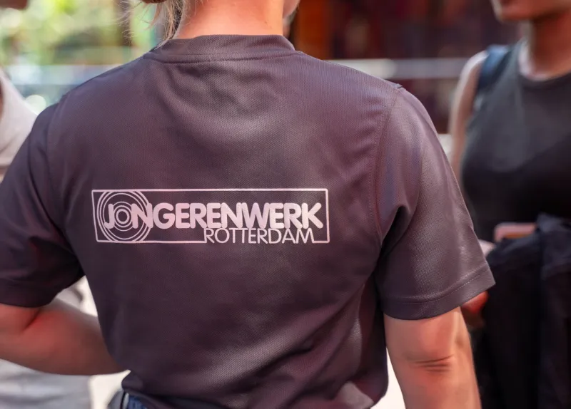 Jongerenwerker in gesprek met meiden 