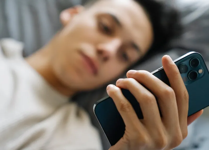jonge man op telefoon