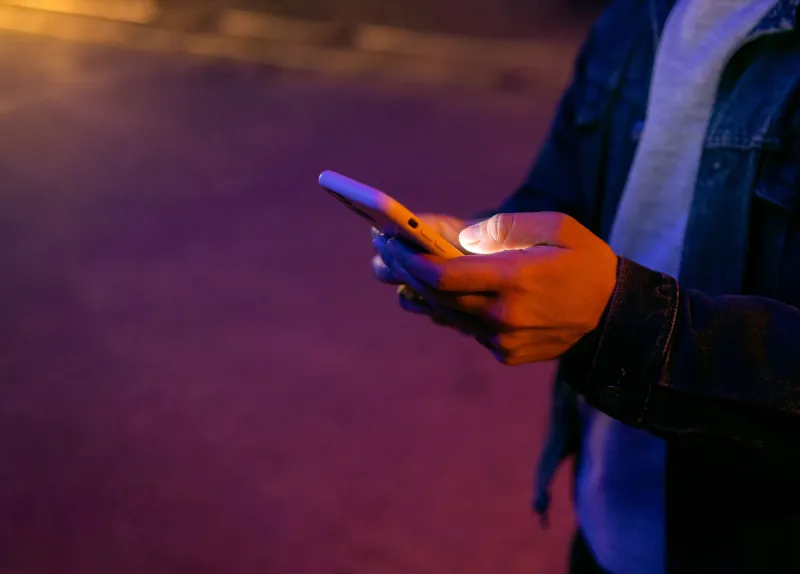 Jongeren op telefoon